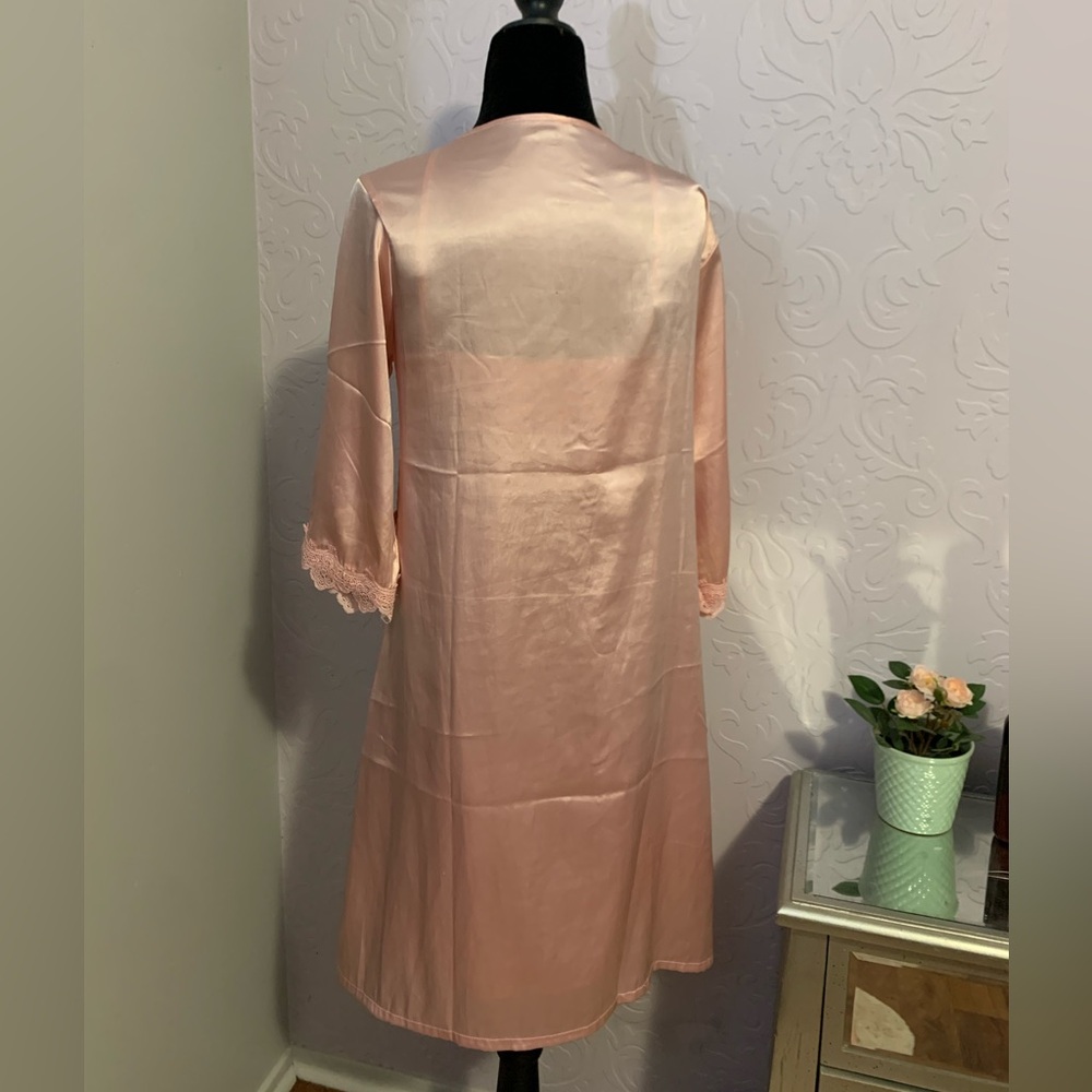Pink satin nightgown & robe set - Picture 6 of 7
